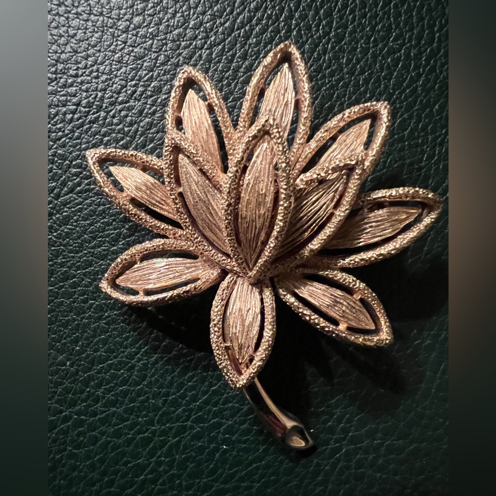 Vintage Avon Goldtone Flower Brooch Pin